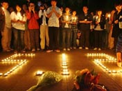 學生燭光悼念地震遇難者