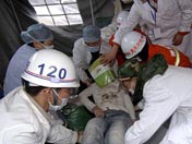 全力營救被埋北川中學學生