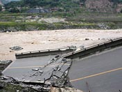 汶川縣道路破壞嚴重