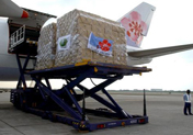 台灣華航包機滿載救災物資