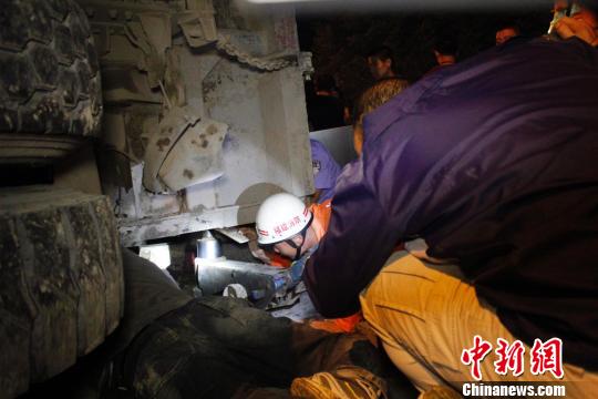 土方車側翻壓住過路人福建晉江警民聯合夾縫救人