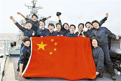 女艦員在遠航訓練中向祖國和人民彙報。王長松攝