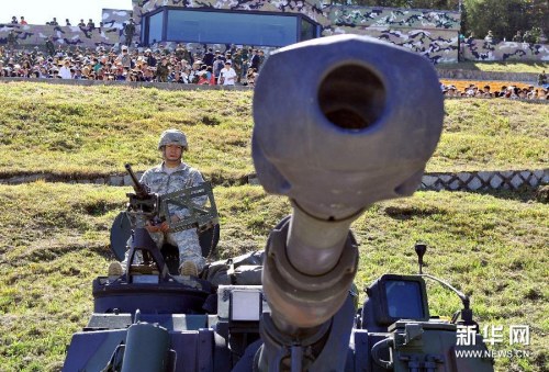 　　資料圖片：9月30日，在韓國抱川的一個軍事訓練基地，一名美國士兵坐在榴彈炮上參加韓美聯合軍演。