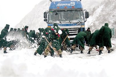 網友被困雪中發微博求助 消防官兵救出55人