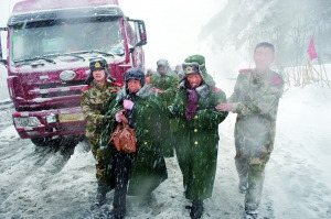 北京初冬第一場雪見聞：京藏高速路生死大營救