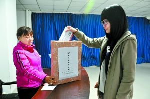 昨日下午，重慶大學虎溪校區蘭園三幢的一名女生把信投入信箱。 通訊員 邢毅 攝