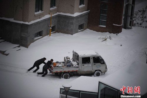 新疆北部多地暴雪致航班延誤 石河子局部停電停暖