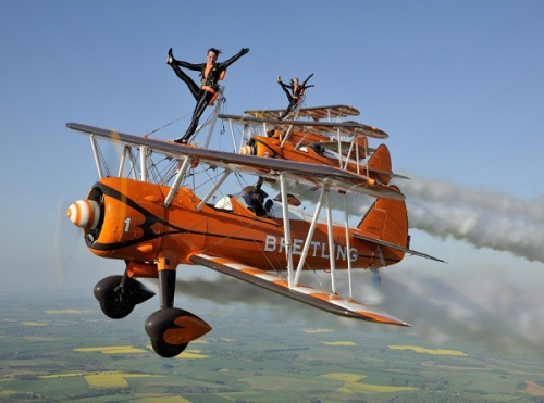 　“百年靈”機翼行走表演隊上演“空中漫步”。 圖片：百年靈公司（Breitling SA photo）