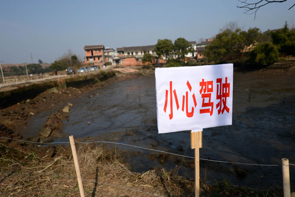 貴溪市交通部門在事故現場設置了“小心駕駛”警示牌（2012年12月25日攝）。
攝影：新華社記者 周科