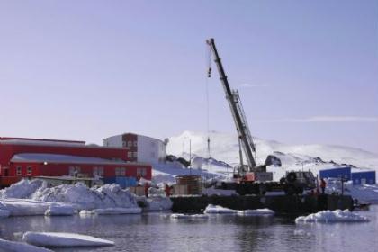 Chinese exploration team unloads supplies at the port of the Great Wall Station in Antarctic, Nov. 16, 2009. The 26th Antarctic exploration team of China completed the task of uploading supplies from Snow Dragon exploration ship to Great Wall Station on Monday after 4 days' work. The Snow Dragon, with more than 170 scientists, workers and crew members on board, left Shanghai on Oct. 11. (Xinhua/Cui Jing)