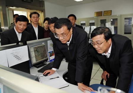 Chinese Vice Premier Li Keqiang (2nd R) inspects the Ministry of Land and Resources in Beijing, Nov. 24, 2009.(Xinhua/Rao Aimin)