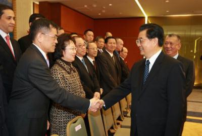 Chinese President Hu Jintao shakes hands with principal officials from Macao Special Administrative Region (SAR)'s executive, legislative and judicial arms in Macao SAR, South China, December 19, 2009. [Xinhua]