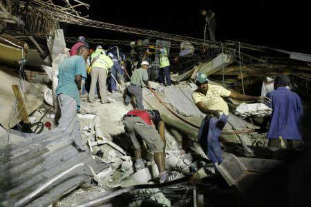 Residents search for victims after an earthquake in Port-au-Prince January 13, 2010.(Xinhua/Reuters Photo)