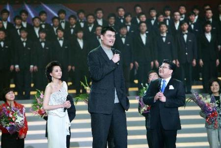 China's famous basketball star Yao Ming (C front), who is also the ambassador for the 2010 Shanghai World Expo, speaks at a mobilization meeting for the Shanghai Expo in Shanghai, east China, Jan. 21, 2010. Shanghai Expo entered its 100-day countdown on Jan. 21. (Xinhua/Pang Xinglei)