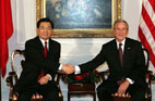 2005<br>Entretien entre Hu Jintao et George W. Bush à New York 