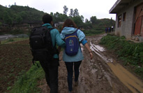 貴州羅甸，剛下完雨，攝製組正在趕往下一個拍攝地點。