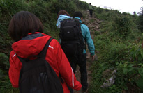 貴州羅甸，攝製組踏著泥濘的山路，趕往山頂，拍攝最後一個鏡頭。