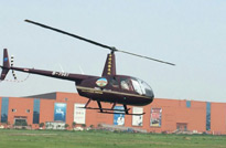 載著我們的夢想和期待，直升機搭載攝像師衝向了藍天