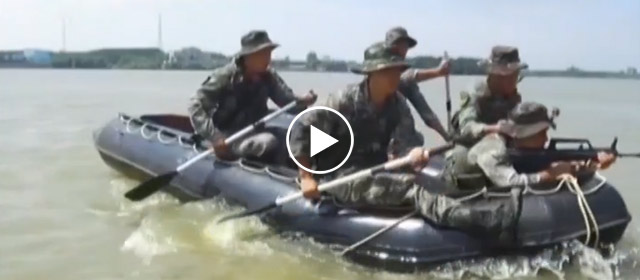 陸軍偵察兵開展水上登陸破襲演練