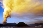 印尼布羅莫火山噴發 火山灰衝入雲霄