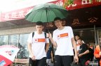 [高清組圖]中國男籃冒雨出征 周琦周鵬共撐一把傘