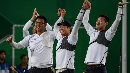 [高清組圖]韓國隊獲得奧運會男子射箭團體金牌