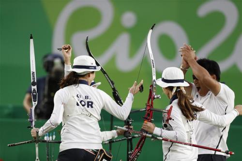 [高清組圖]韓國隊奪得奧運會射箭女子團體冠軍