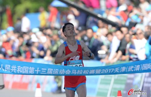 [高清組圖]董國建摘第13屆全運會男子馬拉松金牌