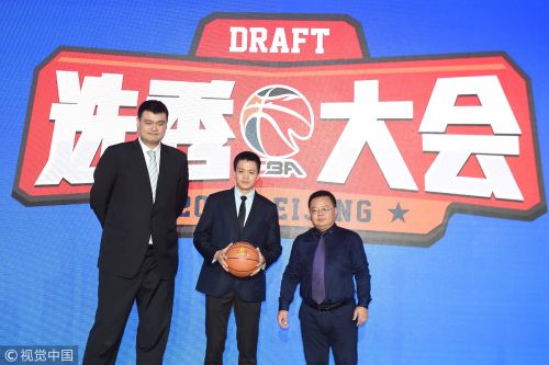 [高清組圖]CBA選秀大會舉行 姚明合影新科狀元