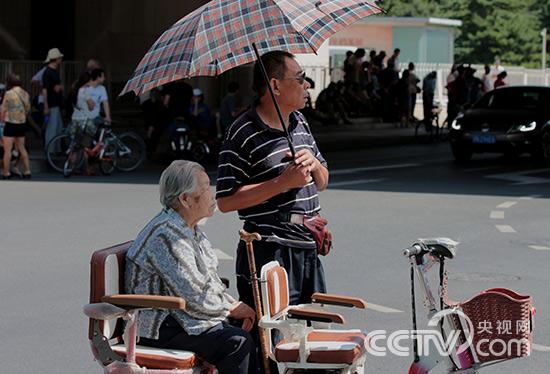 63歲兒子帶86歲老母親北京街頭看閱兵