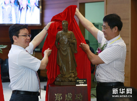 8月27日，台灣藝術家陳啟村（右）將其創作的鄭成功塑像在展覽開幕式上捐給北京台灣會館。新華網圖片 任正來 攝