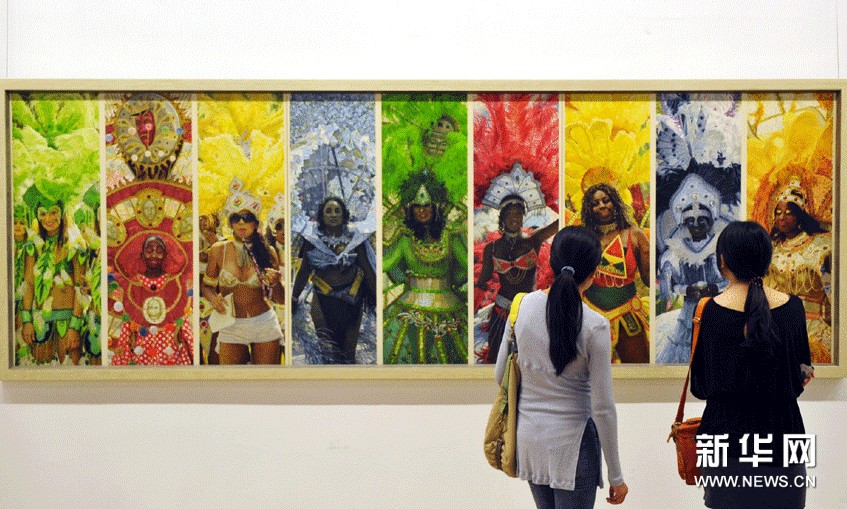 觀眾在欣賞張頌南的畫作《加勒比的魅惑》。