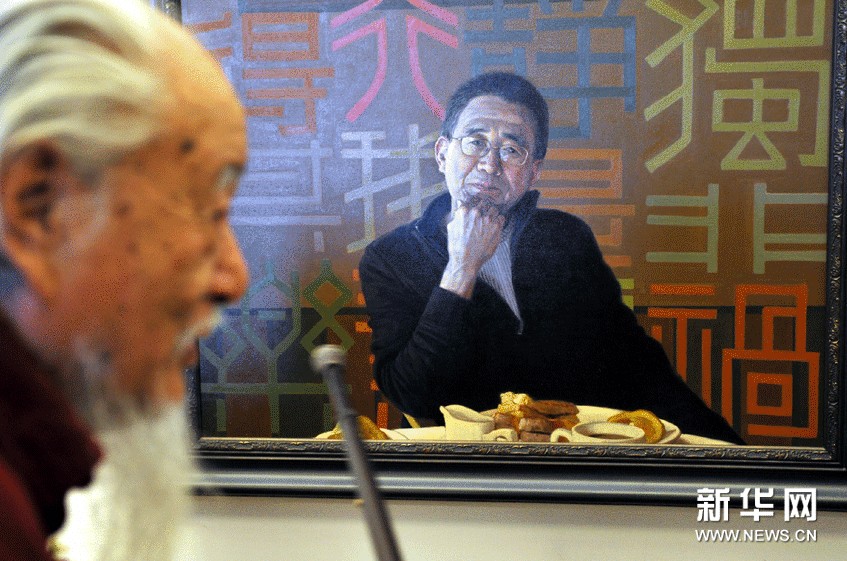 9月13日，在北京中國美術館，著名畫家張頌南在中央美院學習時的導師侯一民（左）在展覽上評點其布面油畫作品《面壁（自畫像之三）》，仿佛師徒對話一般。