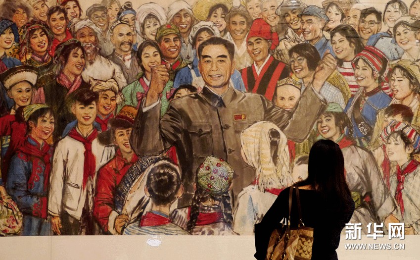 觀眾在中國國家博物館內觀賞已故著名畫家黃胄1977年的大型繪畫作品《鞠躬盡瘁為人民》。