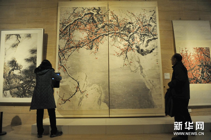 11月18日，觀眾在中國美術館欣賞展出的關山月繪畫作品《飛雪迎春到》（中）。