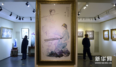 這是展出的方衛國瓷板畫作品《佛之境》（12月9日攝）。新華網圖片 于點 攝