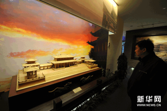 （1）12月25日，一名遊人在紀念館內參觀東吳宮殿模型。