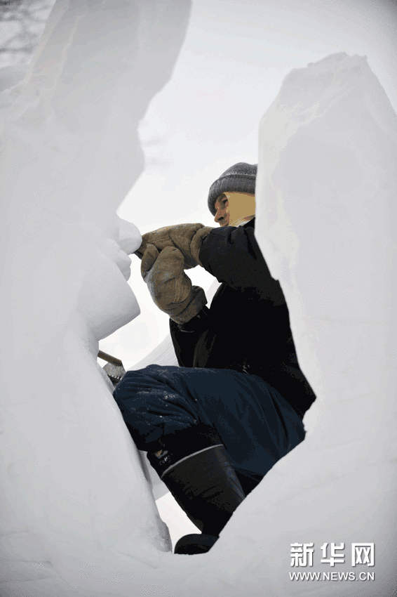 　　（4）1月1日，參賽隊員在進行雪雕創作。
