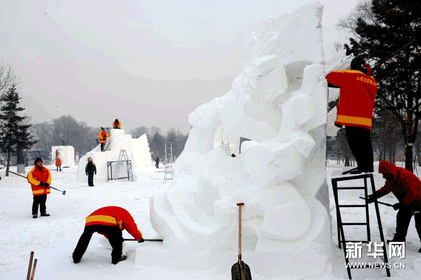 　　（5）1月1日，選手們在進行雪雕創作。