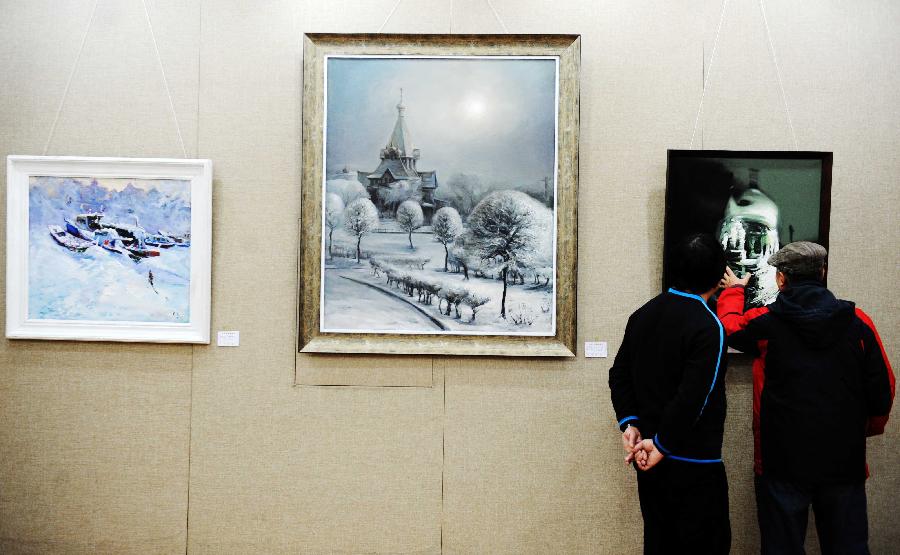 （2）1月9日，兩位市民在欣賞冰雪風景油畫作品