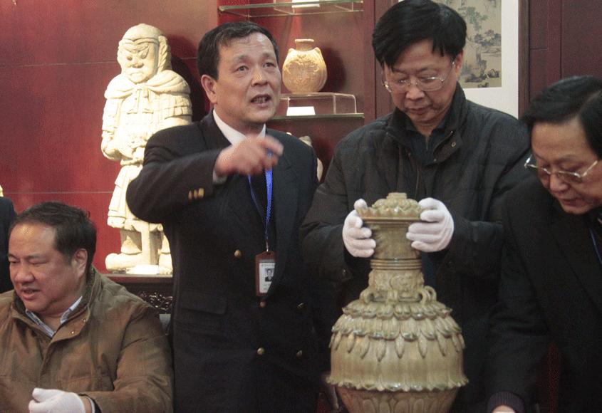 東吳博物館館長陳鳳九（右三）在向來賓介紹館藏文物精品