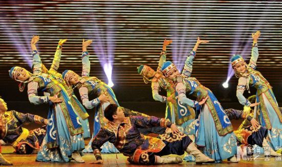 1月18日，在“冰雪律動”文藝晚會上，演員們在表演舞蹈《吉祥頌》。