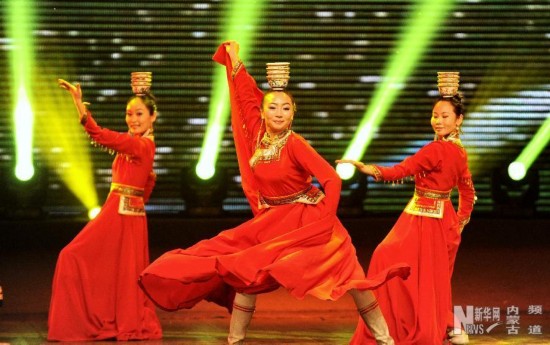 1月18日，在“冰雪律動”文藝晚會上，演員們在表演舞蹈《銀碗舞》。