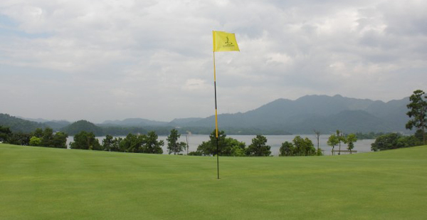 江西新餘仙女湖國際鄉村俱樂部佔地近五千畝，配套高爾夫會所、五星級酒店等開發經營。