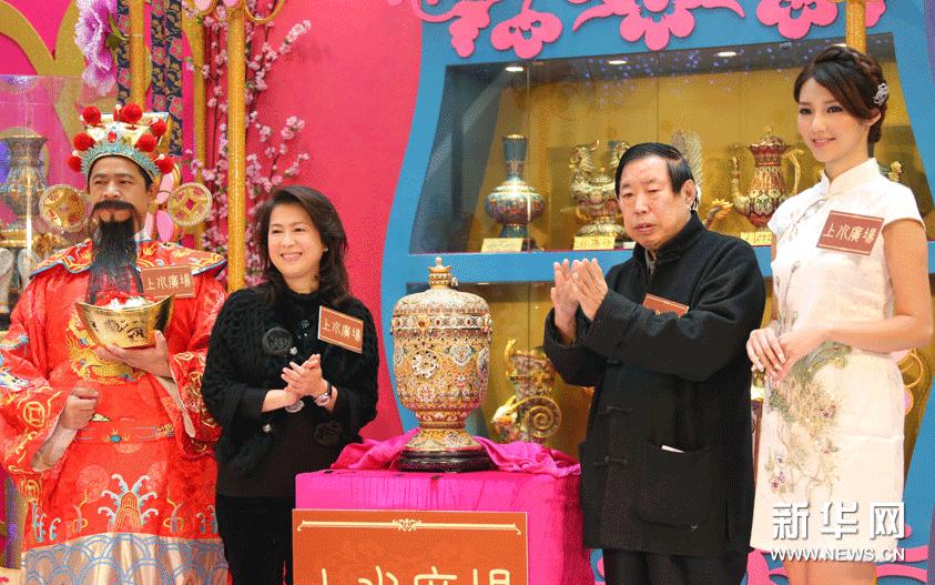 1月22日，中國工藝美術大師、國家非物質文化遺産傳承人張同祿（右二）在展覽開幕式上。