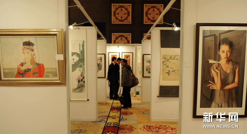 1月24日，觀眾在呼和浩特首屆文物藝術品拍賣會預展現場欣賞展品。