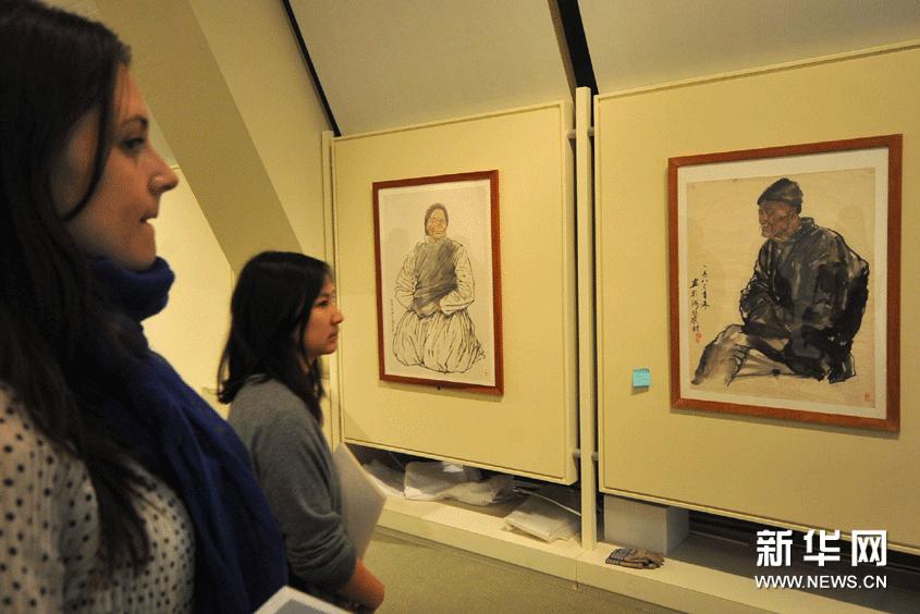 2月22日，在美國舊金山中華文化中心舉行的“水墨時刻”聯展媒體預展上，人們欣賞畫家鐘躍英的水墨人物畫系列。
