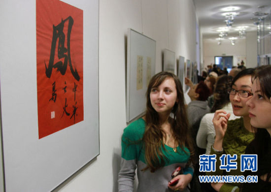 2月27日，觀眾在白俄羅斯國家美術博物館欣賞中國書法作品。