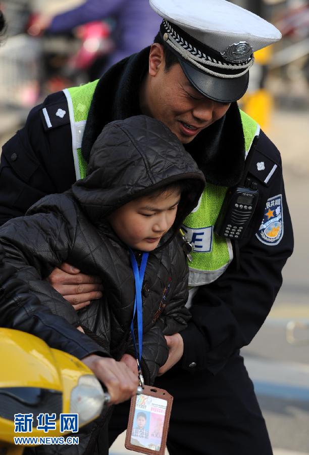 南通交警“抱抱哥”