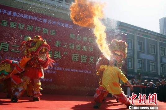 3月13日為農曆二月初二。天津市和平區舉行“二月二、龍抬頭”民俗文化展演，用傳統習俗迎接“龍王爺”的“甦醒”。圖為吐火。張道正　攝
